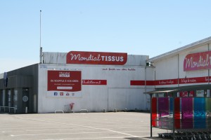 Enseigne au dessus du toit, illégale ?